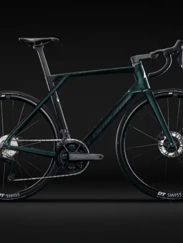 Seitenansicht des dunkelgrünen Lapierre Xelius DRS 7.0 Rennrads mit Carbonrahmen und Disc Bremsen.