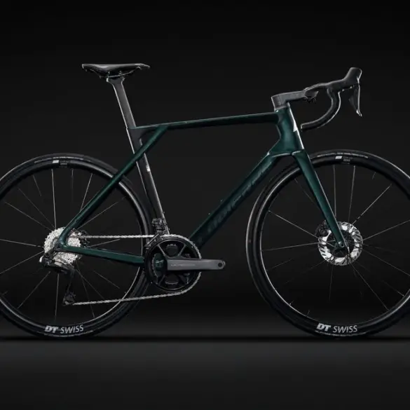 Seitenansicht des dunkelgrünen Lapierre Xelius DRS 7.0 Rennrads mit Carbonrahmen und Disc Bremsen.