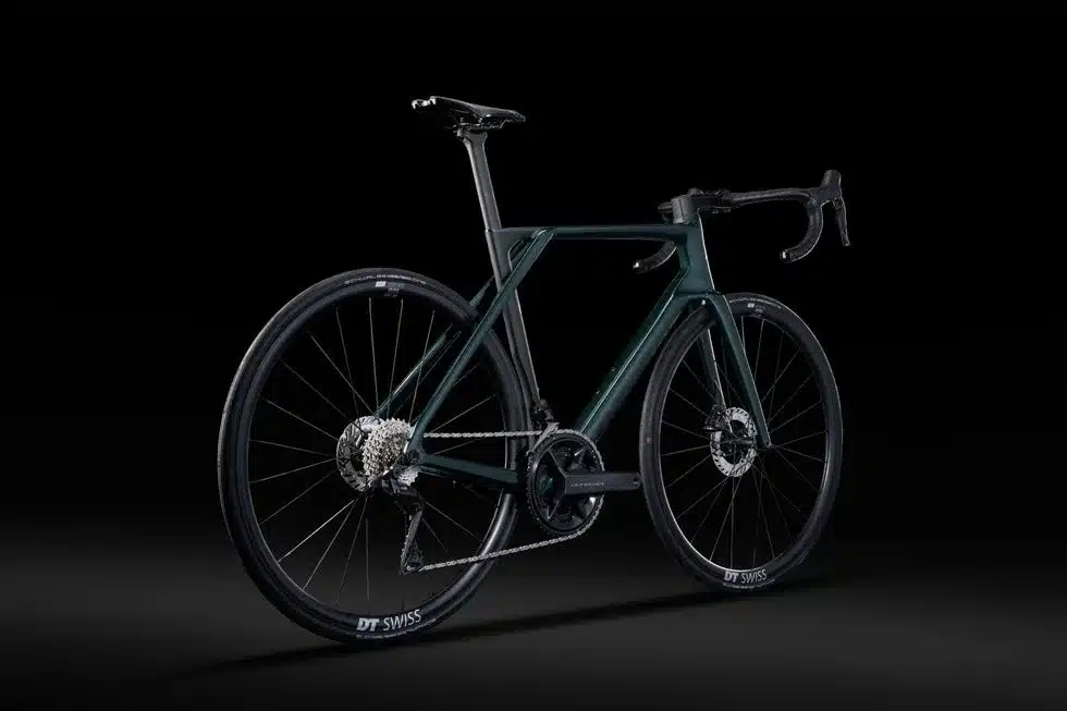 Dunkelgrünes Lapierre Xelius DRS 7.0 Rennrad, seitlich mit Fokus auf das Hinterrad und den Antriebsstrang, abgebildet auf schwarzem Hintergrund.