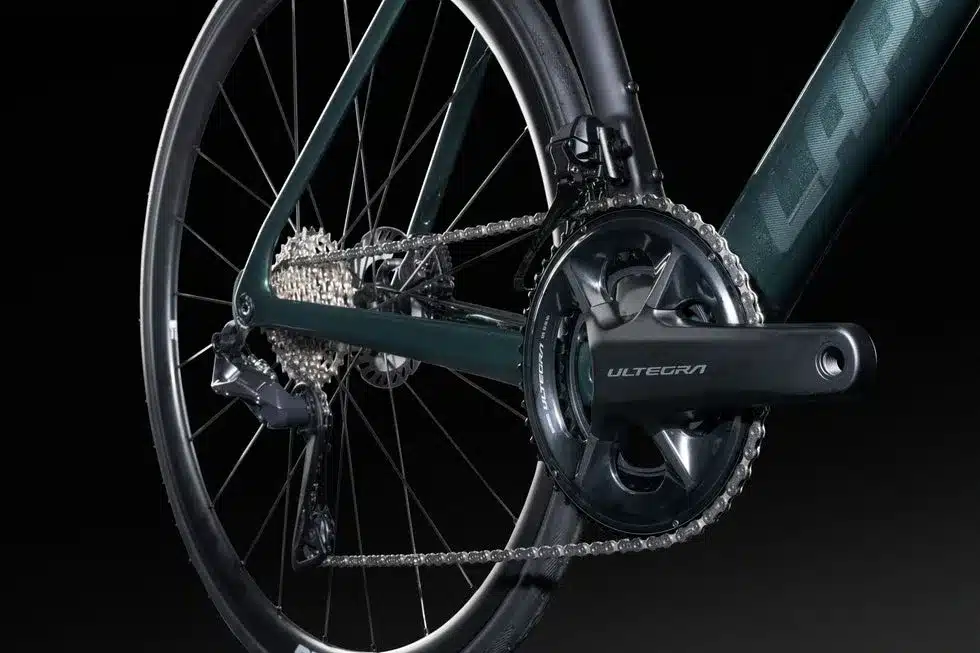 Detailansicht des Hinterrads eines Lapierre Xelius DRS 7.0 Rennrads, die die Shimano Ultegra Kurbelgarnitur, die Kassette und das Schaltwerk zeigt.