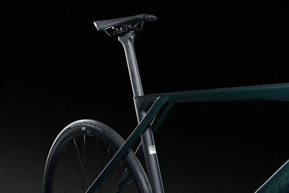 Detailansicht des Carbon-Rennrads Lapierre Xelius DRS 7.0 mit Fokus auf die integrierte Sattelstütze und das Hinterrad.