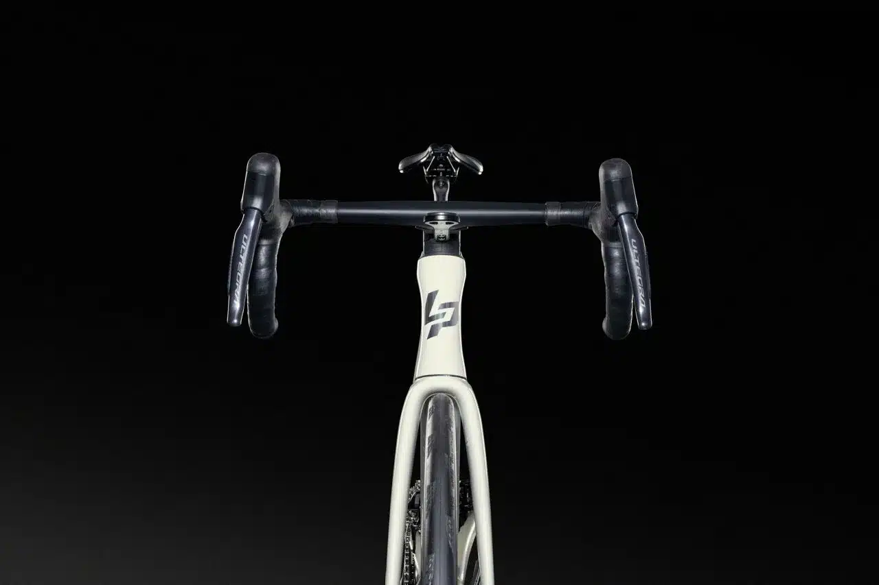 Detailaufnahme des Cockpits eines Lapierre Xelius DRS 8.0 Rennrads, zeigt den Lenker mit Ultegra Schalthebeln und das Gabelschaftrohr mit Lapierre-Logo.