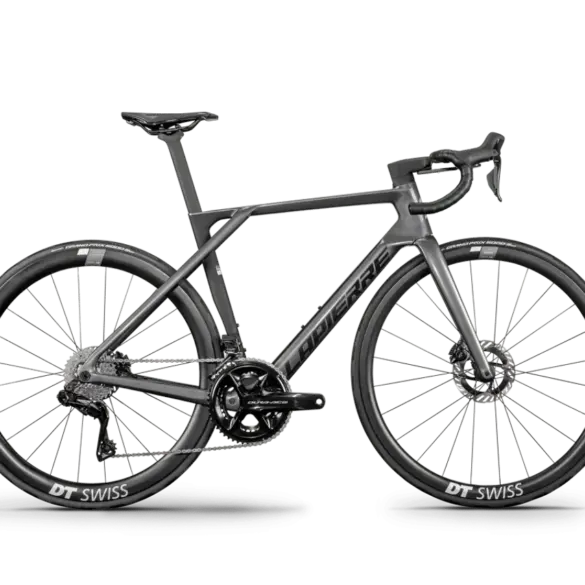 Seitenansicht eines grauen Lapierre Xelius DRS 9.0 Rennrads mit DT Swiss Laufrädern und Shimano Dura-Ace Di2 Schaltung.