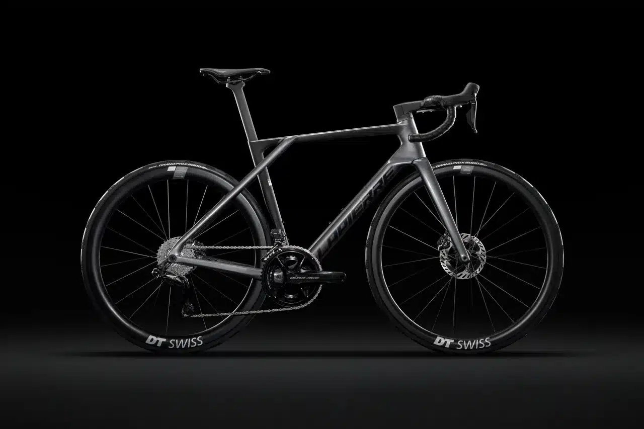 Graues Lapierre Xelius DRS 9.0 Rennrad mit DT Swiss Laufrädern und Shimano Dura-Ace Di2 Schaltung auf schwarzem Hintergrund