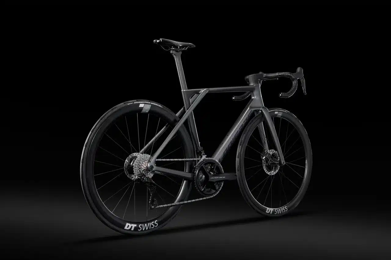 Seitenansicht des Lapierre Xelius DRS 9.0 Rennrads mit Carbonrahmen und DT Swiss Laufrädern vor schwarzem Hintergrund.