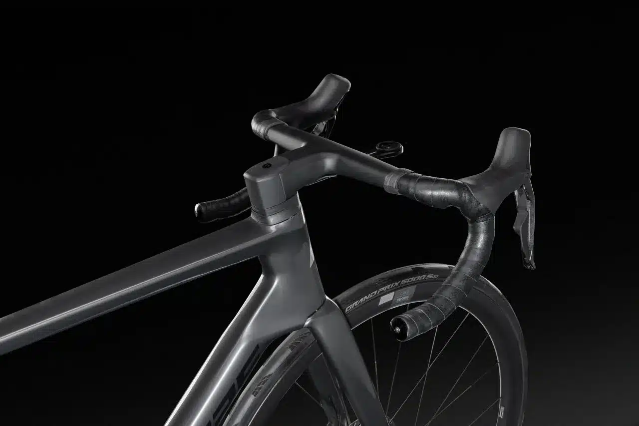 Detailansicht des Aero-Lenkers und des Carbonrahmens eines Lapierre Xelius DRS 9.0 Rennrads.