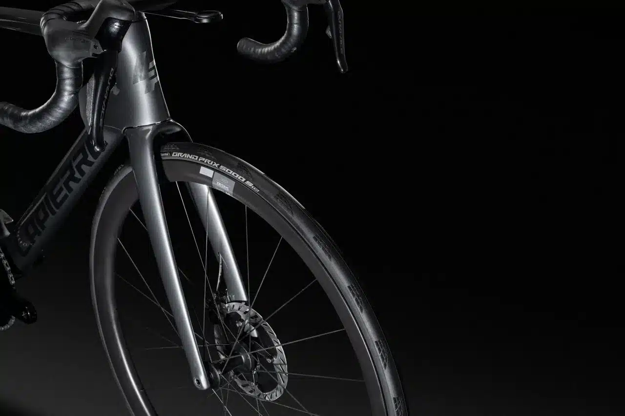 Detailaufnahme eines grauen Lapierre Xelius DRS 9.0 Rennrads mit Fokus auf das Vorderrad, die Gabel und den Lenker.