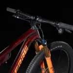 Detailansicht eines Lapierre XRM 10.9 Mountainbikes mit Fokus auf Lenker, Vorbau, Federgabel und Vorderrad.
