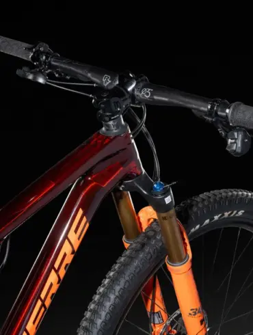 Detailansicht eines Lapierre XRM 10.9 Mountainbikes mit Fokus auf Lenker, Vorbau, Federgabel und Vorderrad.