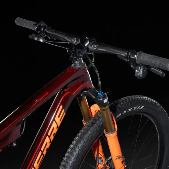 Detailansicht eines Lapierre XRM 10.9 Mountainbikes mit Fokus auf Lenker, Vorbau, Federgabel und Vorderrad.