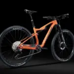 Orangefarbenes Lapierre XRM 6.9 Cross-Country Mountainbike mit 29-Zoll-Laufrädern und Carbonrahmen.