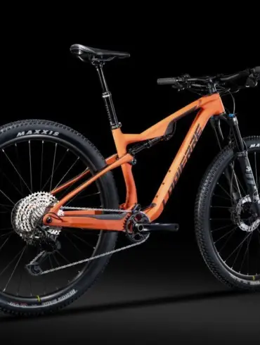 Orangefarbenes Lapierre XRM 6.9 Cross-Country Mountainbike mit 29-Zoll-Laufrädern und Carbonrahmen.