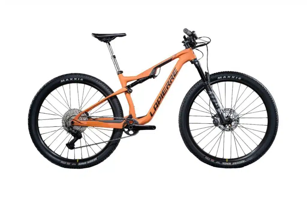 Orangefarbenes Lapierre XRM 6.9 Fullsuspension Mountainbike mit schwarzen Maxxis Reifen und Shimano Komponenten, freigestellt auf weißem Hintergrund.