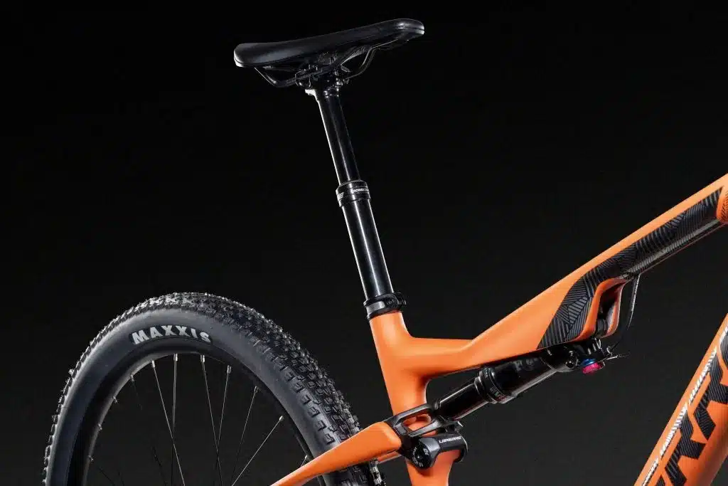 Detailaufnahme eines orangefarbenen Lapierre XRM 6.9 Fully-Mountainbikes mit schwarzer Variostütze und Dämpfer