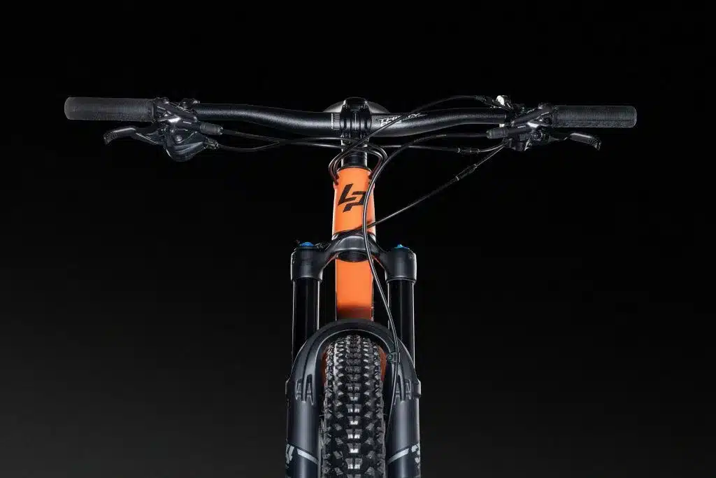 Frontale Ansicht des Lapierre XRM 6.9 Mountainbikes mit Fokus auf Gabel, Lenker und Bremsen.