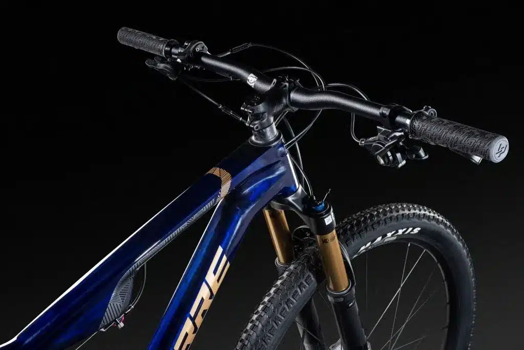Dunkelblaues Lapierre XRM 8.9 Mountainbike mit goldenen Akzenten, schwarzem Lenker und goldener Federgabel