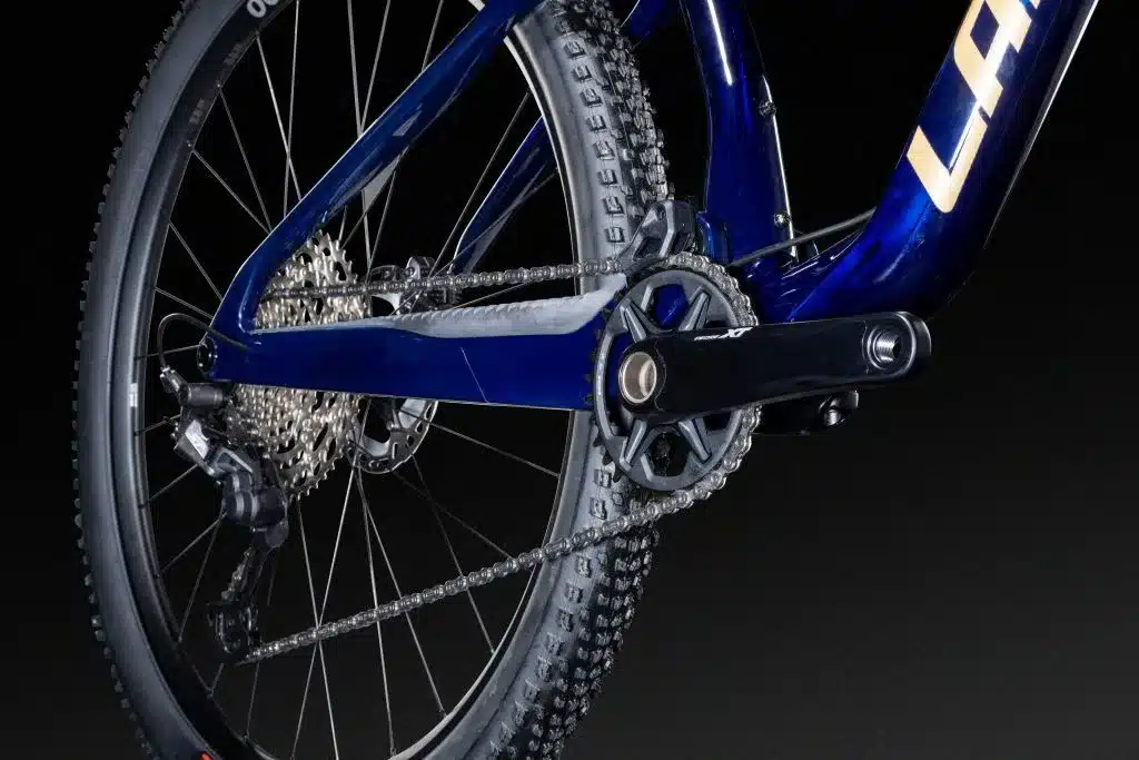 Nahaufnahme des Hinterrads, der Kette, der Kurbel und des Schaltwerks eines Lapierre XRM 8.9 Mountainbikes.