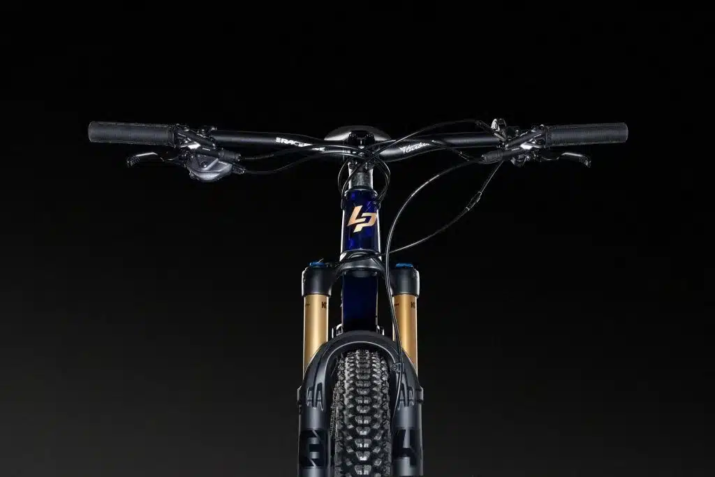 Detailaufnahme des Lenkers, der Gabel und des Vorderrads eines Lapierre XRM 8.9 Mountainbikes.