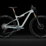 Seitenansicht eines Lapierre XRM 9.9 LRITA Mountainbikes in hellgrauer Farbe vor schwarzem Hintergrund