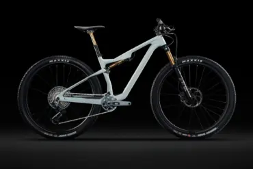 Seitenansicht eines Lapierre XRM 9.9 LRITA Mountainbikes in hellgrauer Farbe vor schwarzem Hintergrund