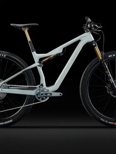Seitenansicht eines Lapierre XRM 9.9 LRITA Mountainbikes in hellgrauer Farbe vor schwarzem Hintergrund