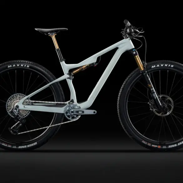 Seitenansicht eines Lapierre XRM 9.9 LRITA Mountainbikes in hellgrauer Farbe vor schwarzem Hintergrund