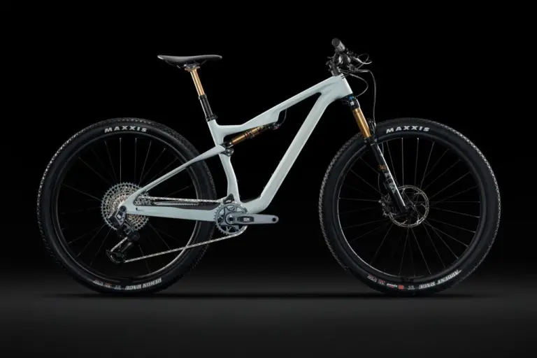 Seitenansicht eines Lapierre XRM 9.9 LRITA Mountainbikes in hellgrauer Farbe vor schwarzem Hintergrund