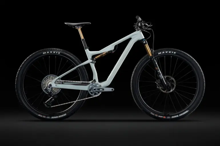 Seitenansicht eines Lapierre XRM 9.9 LRITA Mountainbikes in hellgrauer Farbe vor schwarzem Hintergrund