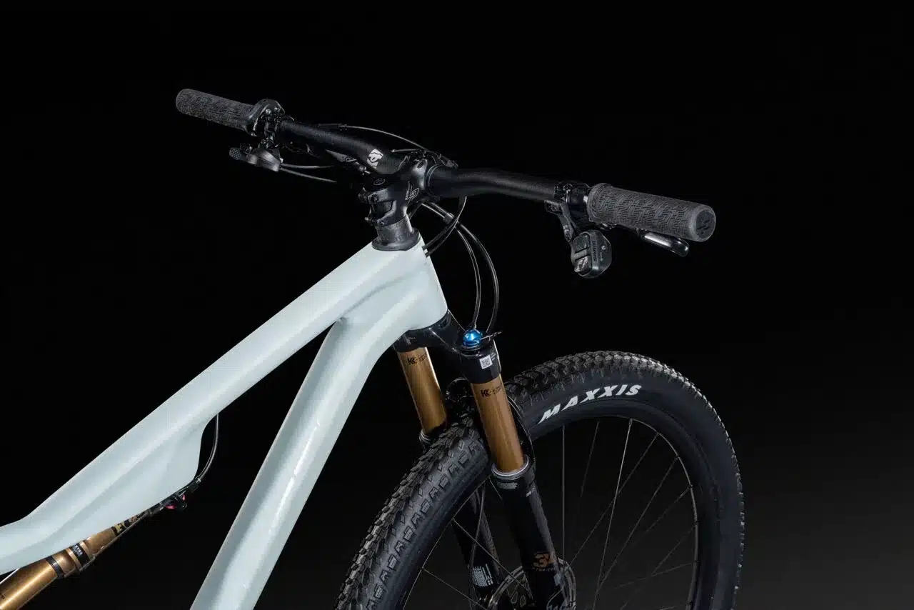 Detailaufnahme des Vorderbaus eines Lapierre XRM 9.9 LRITA Mountainbikes, Fokus auf Lenker, Vorbau, Federgabel und Vorderrad.