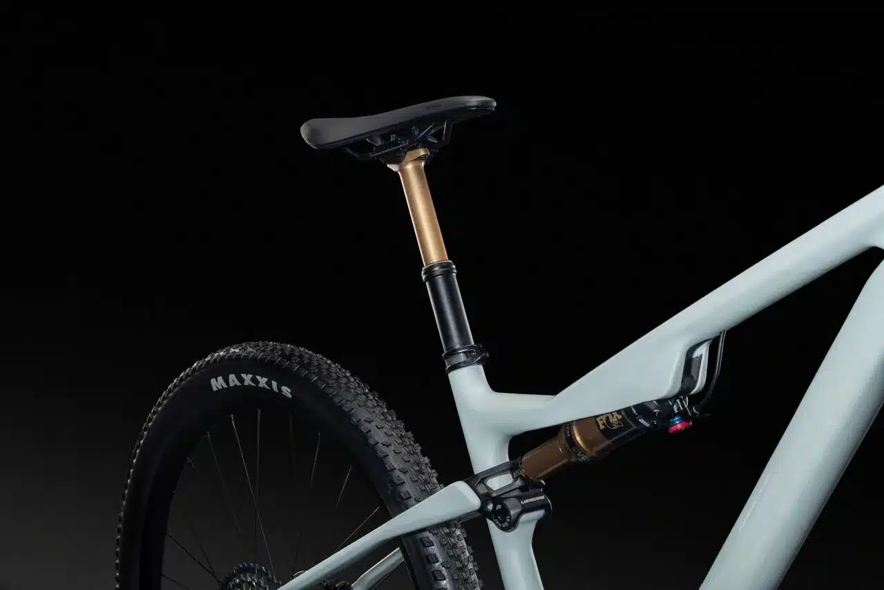 Detailansicht des Hinterbaus eines Lapierre XRM 9.9 LRITA Mountainbikes mit integriertem Dämpfer und Reifen.