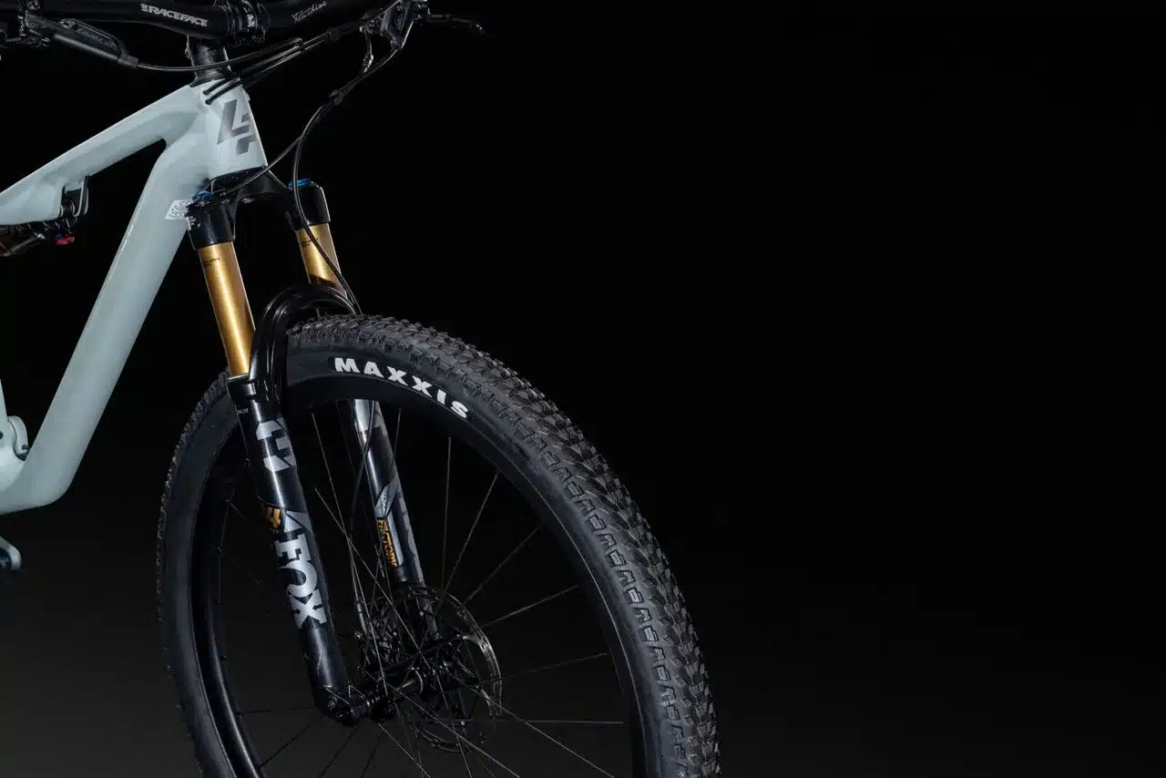 Vorderansicht eines Lapierre XRM 9.9 LRITA Mountainbikes mit Fokus auf die Federgabel und den Maxxis-Reifen.