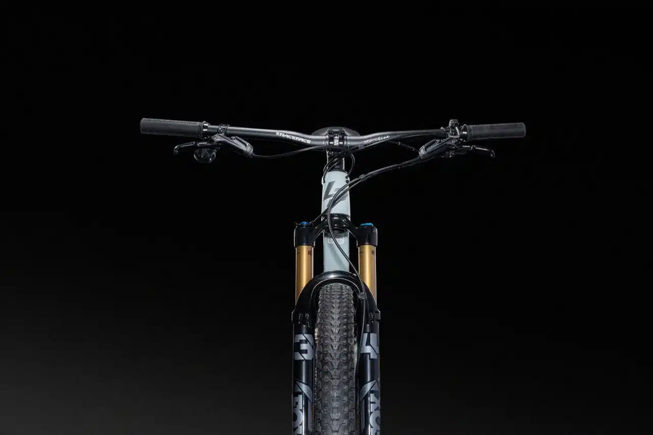 Nahaufnahme der Vorderseite eines Lapierre XRM 9.9 LRITA Mountainbikes mit Fokus auf Gabel, Lenker und Vorderrad.