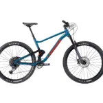 Seitenansicht eines Lapierre Zesty TR 4.9 Mountainbikes in Türkis mit roten Akzenten auf weißem Hintergrund.