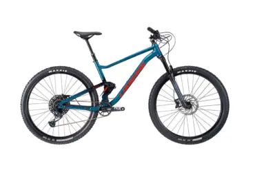 Seitenansicht eines Lapierre Zesty TR 4.9 Mountainbikes in Türkis mit roten Akzenten auf weißem Hintergrund.
