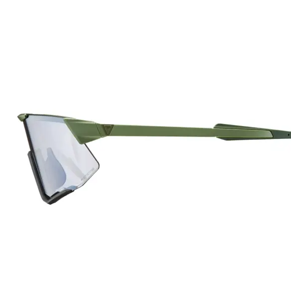 Olivgrüne Lumea Sportbrille mit transparenten FotoVis-Gläsern und markantem Rahmendesign, von der Seite fotografiert.