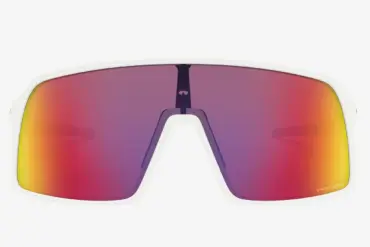 Eine Oakley Sutro Prizm Road Fahrradbrille mit weißem Rahmen und einem breiten, verspiegelten Glas in Rot- und Gelbtönen.