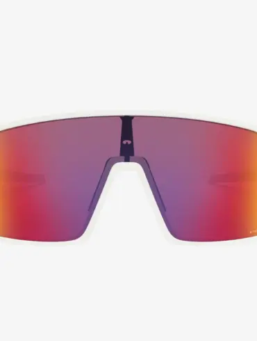 Eine Oakley Sutro Prizm Road Fahrradbrille mit weißem Rahmen und einem breiten, verspiegelten Glas in Rot- und Gelbtönen.