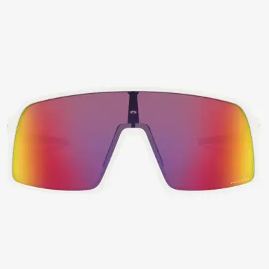Eine Oakley Sutro Prizm Road Fahrradbrille mit weißem Rahmen und einem breiten, verspiegelten Glas in Rot- und Gelbtönen.