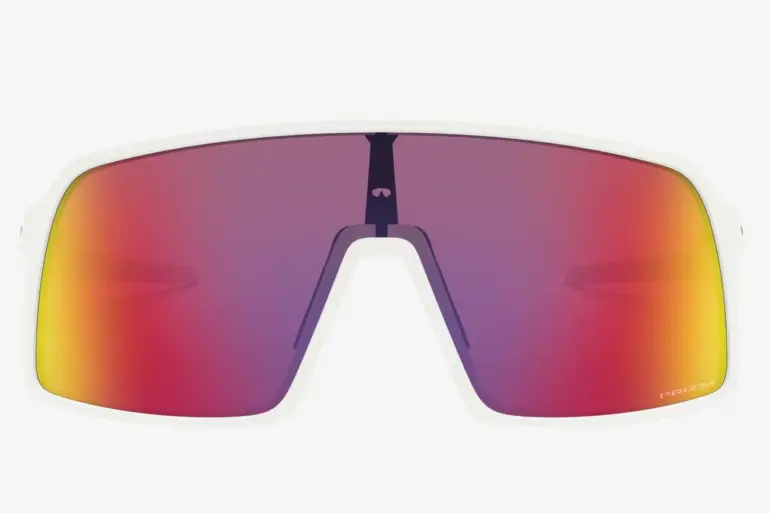 Eine Oakley Sutro Prizm Road Fahrradbrille mit weißem Rahmen und einem breiten, verspiegelten Glas in Rot- und Gelbtönen.