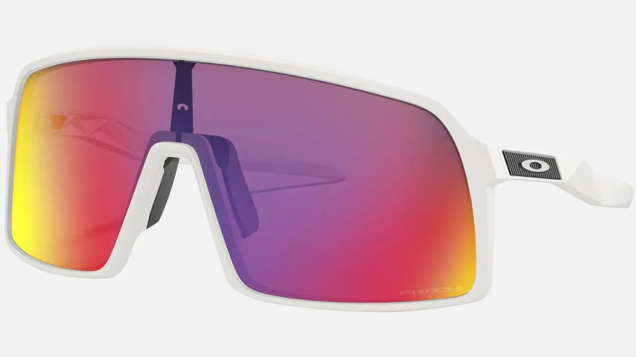Weiße Oakley Sutro Prizm Road Fahrradbrille mit verspiegelten, bunten Gläsern.