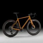 Orangefarbenes Gravelbike von Officina Battaglin mit schwarzer Carbon-Gabel und schwarzen ZIPP-Laufrädern.