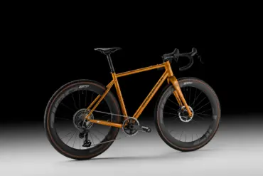 Orangefarbenes Gravelbike von Officina Battaglin mit schwarzer Carbon-Gabel und schwarzen ZIPP-Laufrädern.