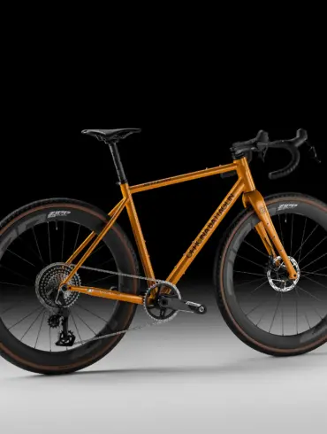 Orangefarbenes Gravelbike von Officina Battaglin mit schwarzer Carbon-Gabel und schwarzen ZIPP-Laufrädern.