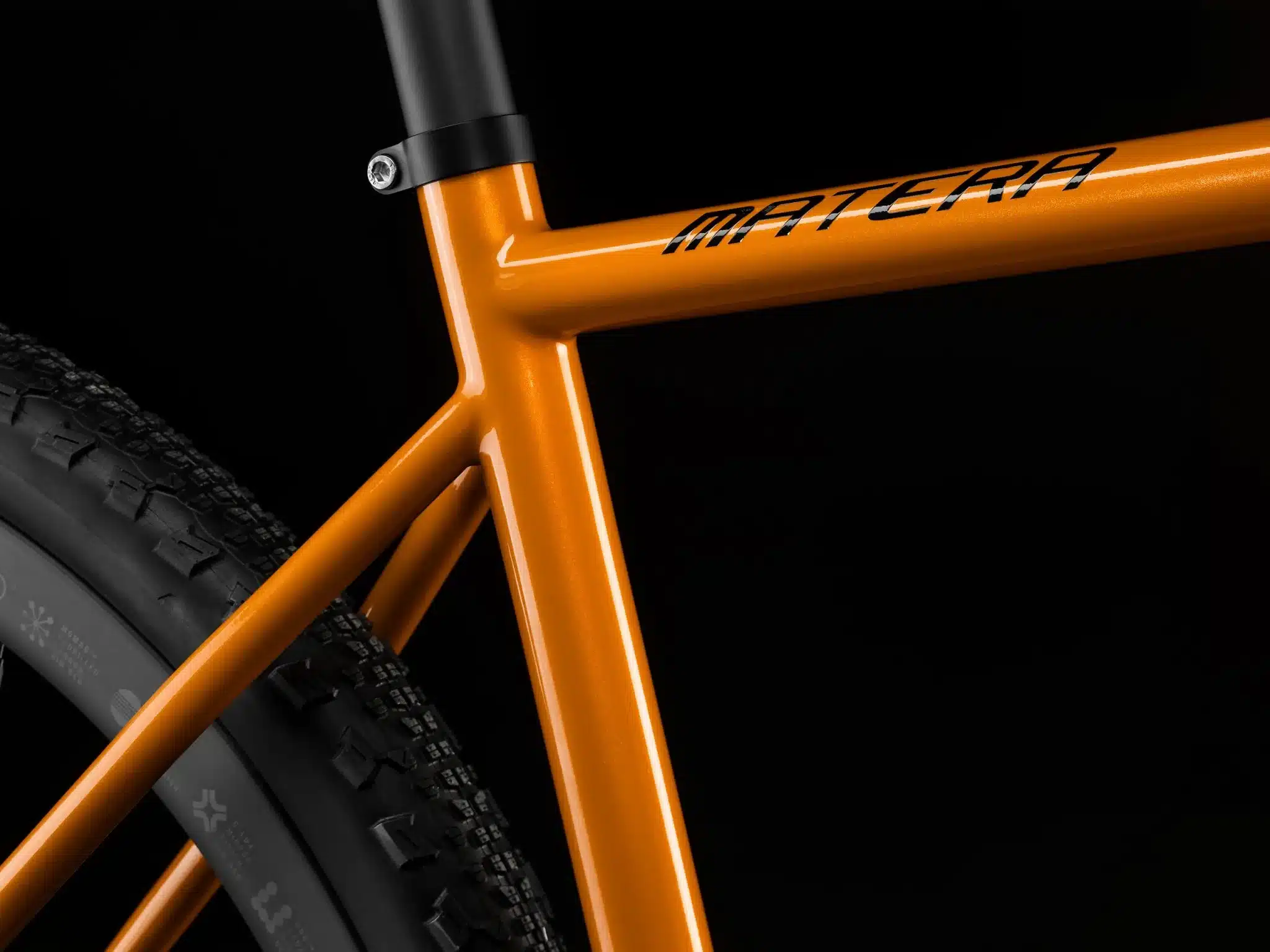 Nahaufnahme eines orangefarbenen Stahlrahmens eines Gravelbikes mit dem Schriftzug