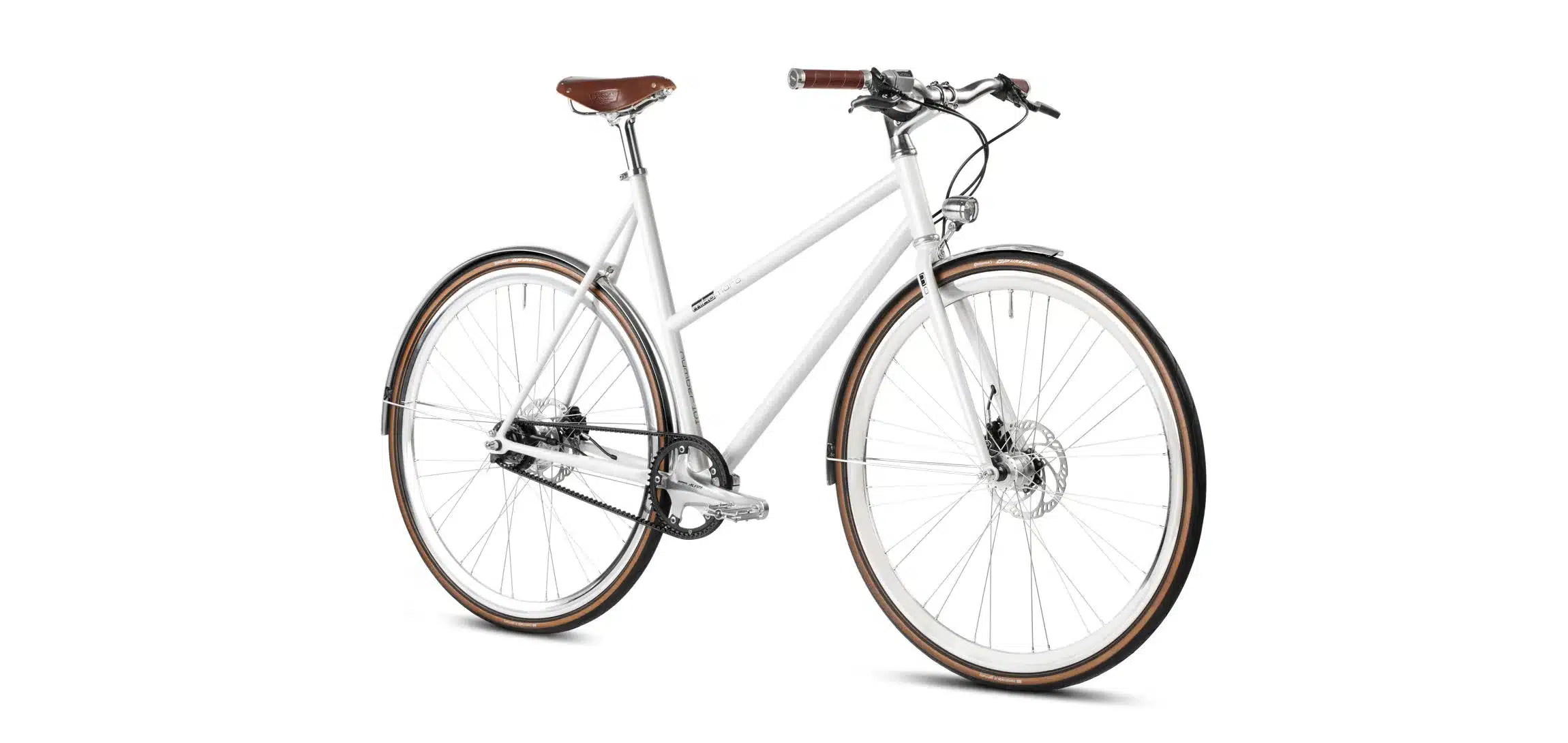 Pearly White Women Deluxe Bike, ein weißes Damenrad mit braunem Brooks-Sattel und -Griffen, weißen Felgen und braunen Reifen, im Dreiviertelprofil von links.