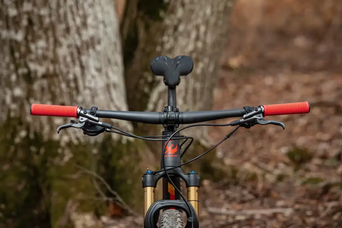 Vorderansicht des Pivot Les SL Mountainbikes mit Fokus auf den Lenker, die Federgabel und den Schriftzug auf dem Rahmen.