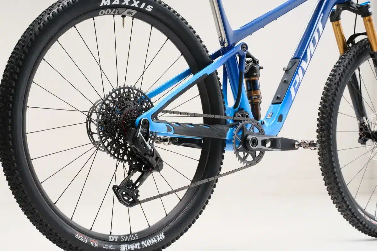 Nahaufnahme des blauen Pivot Mach 4 SL Mountainbikes, die den Hinterbau, die Kassette, das Schaltwerk, die Kette und die Kurbelgarnitur zeigt.