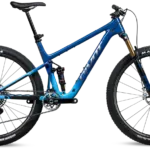 Ein blaues Pivot Mach 4 SL Mountainbike mit Fokus auf Cross-Country-Rennen, dargestellt im Profil.