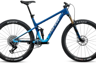Ein blaues Pivot Mach 4 SL Mountainbike mit Fokus auf Cross-Country-Rennen, dargestellt im Profil.