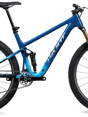 Ein blaues Pivot Mach 4 SL Mountainbike mit Fokus auf Cross-Country-Rennen, dargestellt im Profil.
